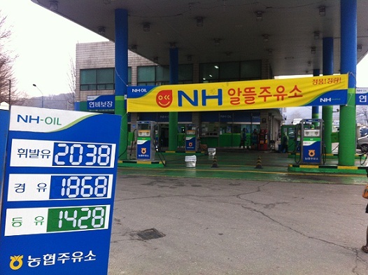 리터당 2천원이 넘어요?…알뜰주유소도 비싸네요