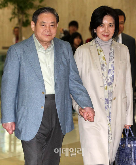 [포토]이건희 회장-홍라희 여사 `두 손  꼭 잡고`