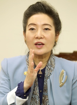 아들 군대 재수도 불사..유영숙 환경 장관의 원칙론