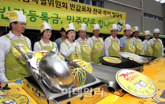 [포토]한명숙 전 대표 반값포차 기대하겠습니다