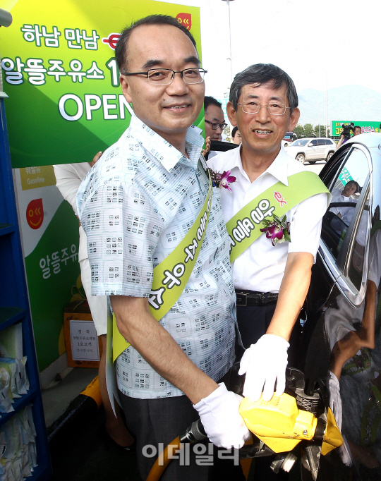 [포토]박재완 장관 알뜰주유소 100호점 축하드려요