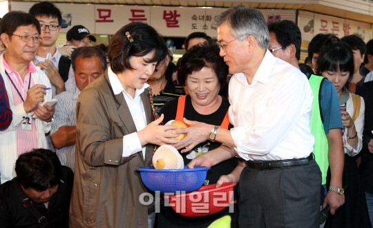 [포토]과일 사는 문재인 부부