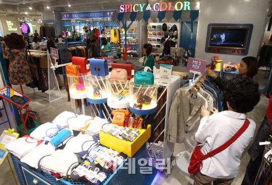 [포토]롯데百 본점 영플라자 리뉴얼 오픈