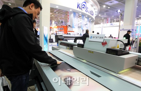 [포토]대형 인쇄기 살펴보는 관계자들