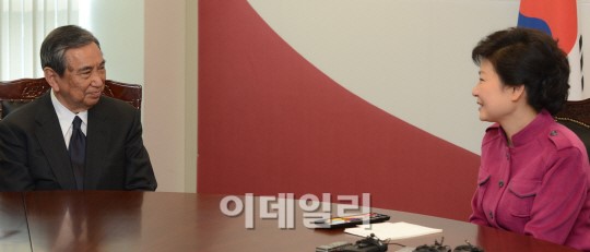 [포토]박근혜 당선인, 고노 요헤이 전 일본 관방장관 접견