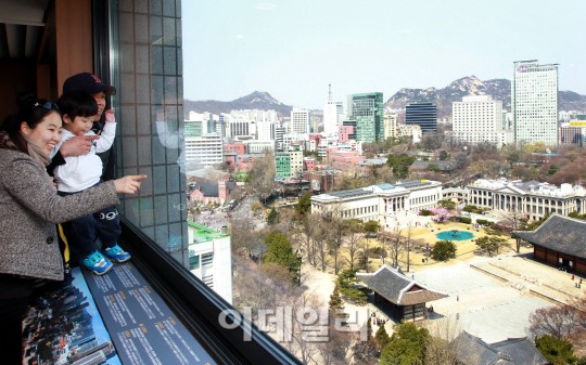 [포토]정동 전망대 구경하는 가족
