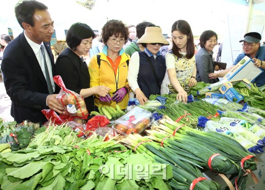 [포토]팔도 농축산물 직거래 큰 장터 열려