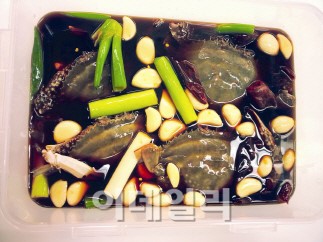 [몰라도 되는 식품 이야기] 밥도둑 ‘게장’의 숨겨진 비법은 액젓