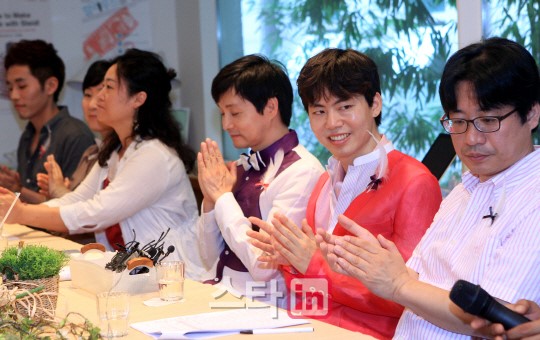 [포토]박수치는 김조광수-김승환