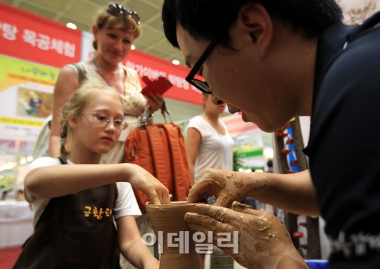 [포토]도자기 빚는 외국인 어린이