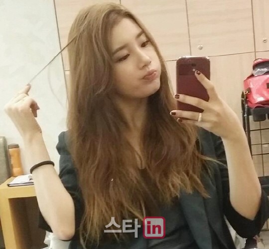 수지 거울 셀카, “머리카락 푸석푸석” 뚱한 표정도 ‘귀여워’