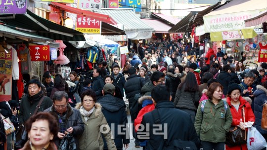 [포토]설 대목 분주하게 움직이는 남대문시장