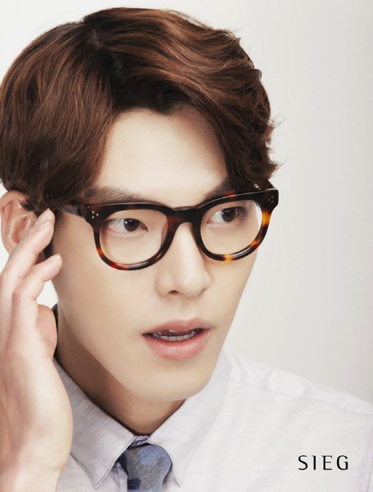 김우빈, 뿔테 안경 쓰고 `귀여운 남자` 변신