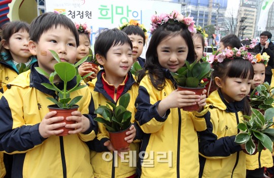 [포토]희망의 나무 나눠요