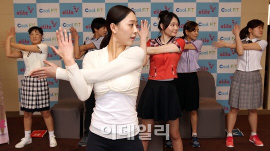 [포토]엘리트학생복의 신축성과 통기성을 경험하세요!