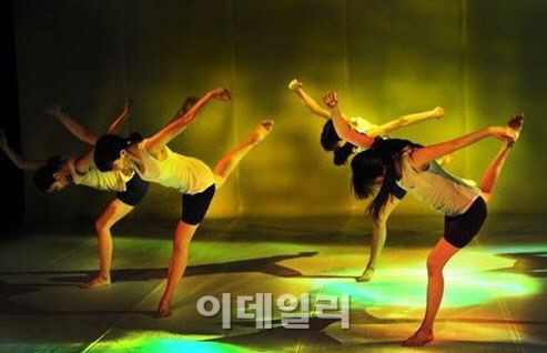 세컨드네이처 이방인 강동아트센터 무대 올라