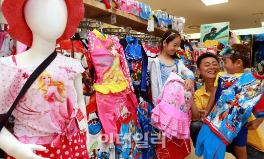 [포토]롯데마트, 아동 캐릭터 수영복 대전 개최