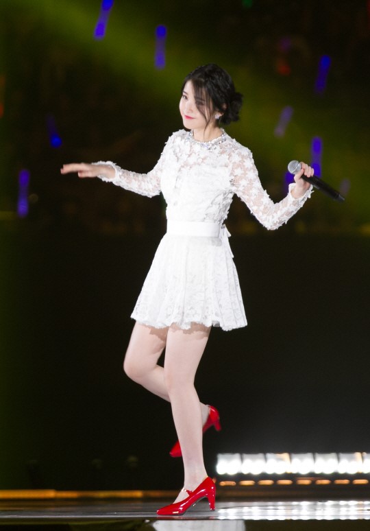 [포토]아이유, 빨간구두 신고 귀여운 댄스삼매경