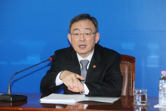 최성준 위원장, 이통사·제조사 지원금 상향 압박.. 발언 참고 않겠나
