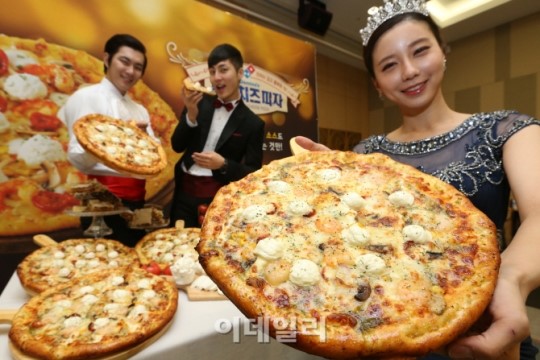 [포토]도미노피자, 치즈의 깊은 맛 살린 올댓치즈 피자 출시