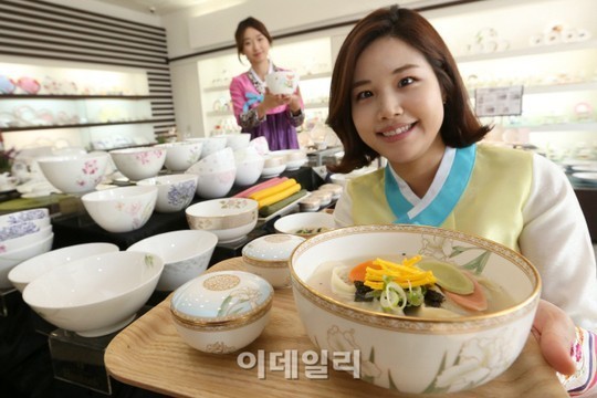 [포토]한국도자기, 온 가족이 함께하는 떡국 한 그릇