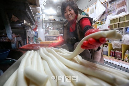 [포토]김이 모락모락 설맞이 가래떡
