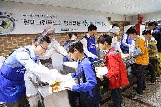 현대그린푸드, 아동 복지 시설에 사랑의 떡국 제공