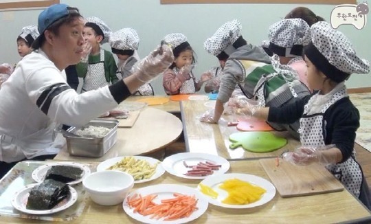 아이 재우는 재석·김밥 만드는 준하…무도 어린이집 외출