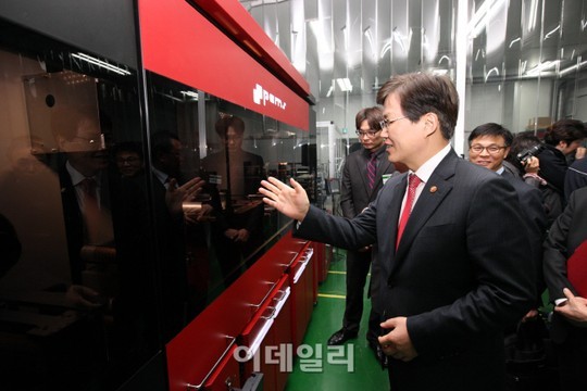 [포토]최양희 장관, 연구소기업 현장방문-2