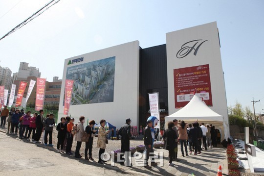 힐스테이트 백련산 4차 모델하우스 방문객 인산인해