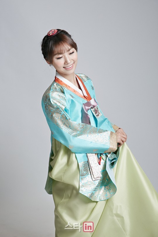 [포토]김혜윤 옥색 치마 살짝 쥐고
