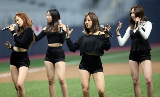 [포토]축하 공연하는 베스티
