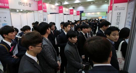 [포토]면접 컨설팅보는 취업준비생들
