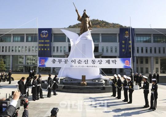 [포토]해군사관학교에 건립된 활 든 이순신 장군 동상