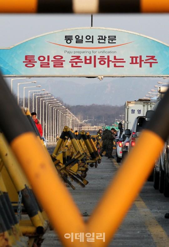 [포토]개성공단 전면 가동중단에 통제되는 통일대교