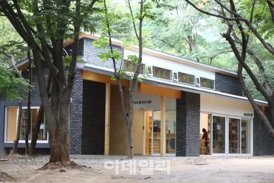 [포토]서울 종로구 아름다운 건물 `삼청공원 숲속도서관`
