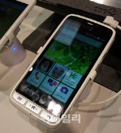 [현장에서]“아직도 피처폰이”…MWC서 만난 토착폰 업체들