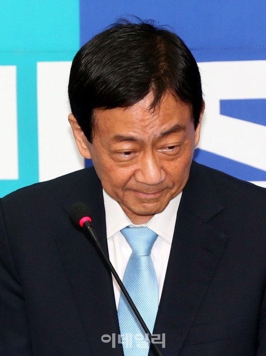 [포토]인사하는 진영 더민당 의원