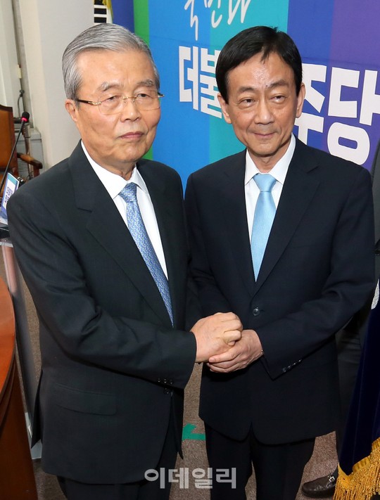 [포토]손 맞잡은 김종인 더민당 대표-진영 의원