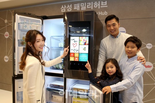 [포토]삼성전자, 기존 냉장고의 틀을 깬 스마트 냉장고 '패밀리허브' 출시