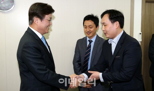 [포토]최양희 미래부 장관, 정보통신보조기기 기업 현장 방문