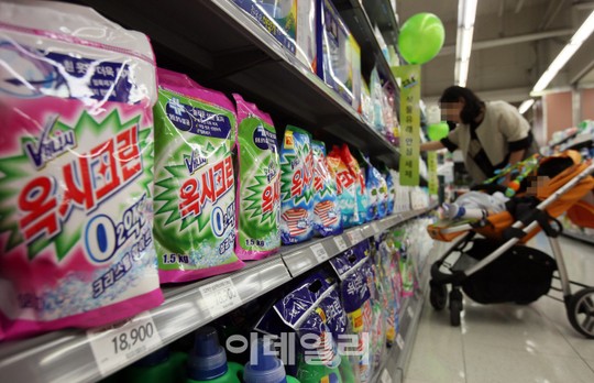 [포토]대형마트에는 여전히 옥시제품