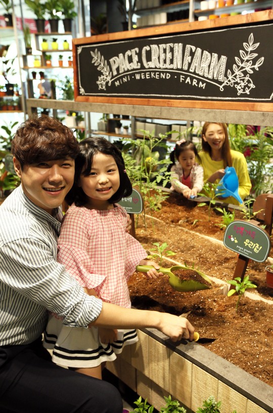 [포토]마트에서 가드닝을
