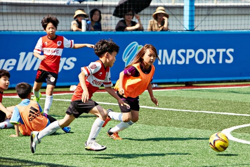 홈플러스, 옥상에 설치한 풋살파크서 유소년 축구대회 열어