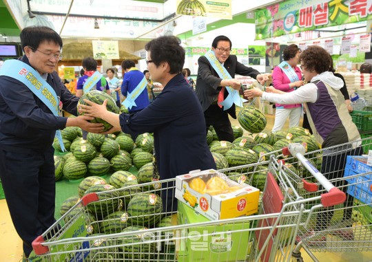 [포토] 맛찬동이 수박 직판행사