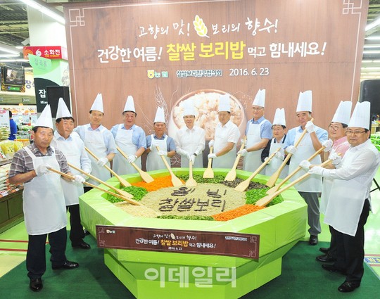 [포토]농협, 건강한 여름! 웰빙 보리밥 먹고 힘내세요!-2