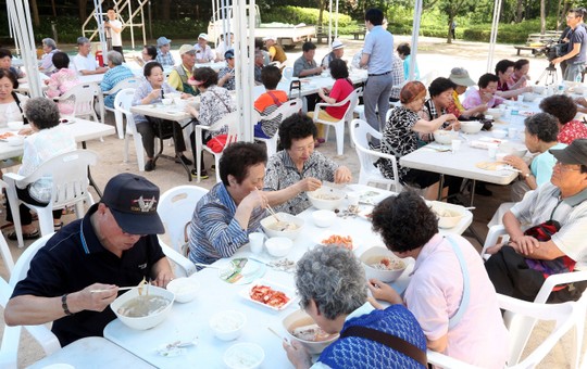 서울시·이마트, 홀몸어르신 300명에 삼계탕 선물