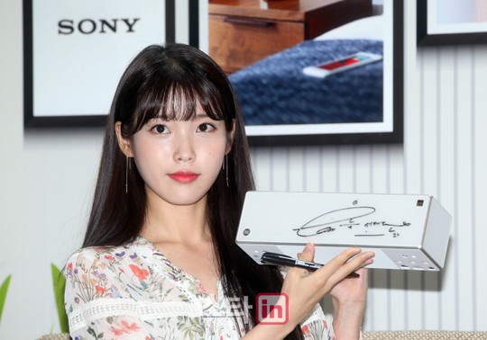 [포토]아이유가 사인한 소니의 특별한 신제품