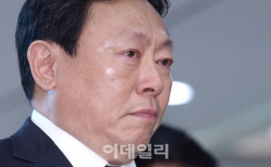 [포토]신동빈 롯데 회장, 붉어진 눈시울