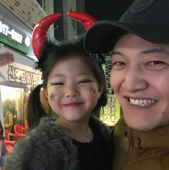 [포토]핼러윈데이 정웅인 세 딸, 러블리 악마변신 다윤 폭풍성장